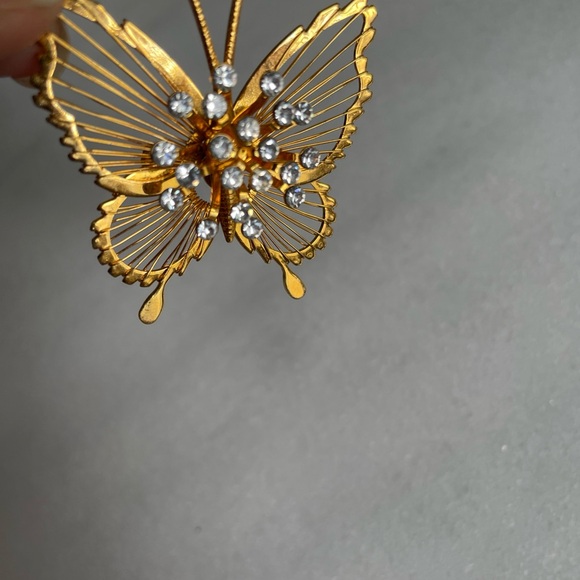 Vintage Monet Gold Tone Butterfly Pin Brooch with rhinestones - Picture 4 of 8